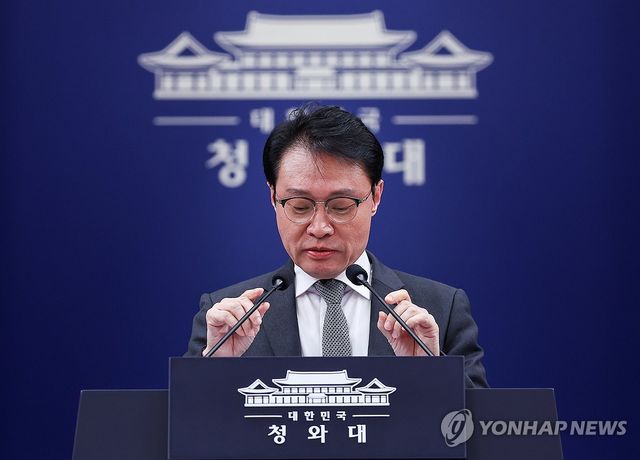 브리핑 준비하는 이규연 홍보소통수석