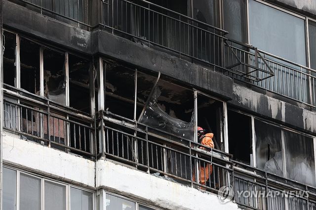 이어지는 은마아파트 화재 현장 감식