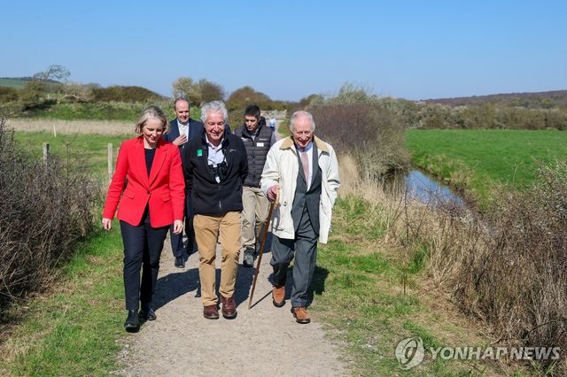 찰스 3세가 19일(현지시간) 자신의 이름을 딴 해안길의 세븐시스터스 구간을 걷고 있다