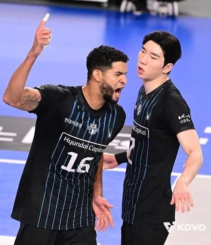 현대캐피탈의 쌍포 레오(왼쪽)와 허수봉