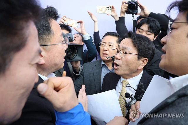 강기정 광주시장, 전남 의대 입지 문제로 전남 서부권과 갈등