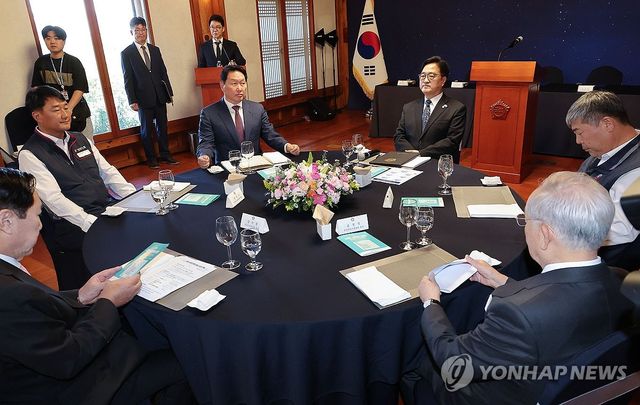 사회적대화 위해 모인 국회의장-노사 5단체 대표