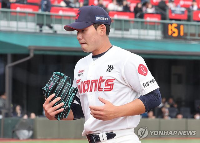 호투하고 마운드 내려오는 김진욱