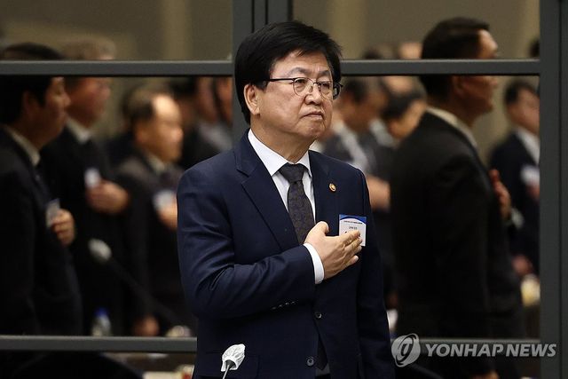 국기에 대한 경례하는 최교진 장관