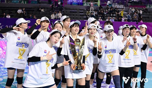 정규리그 1위 시상식에 나선 한국도로공사 선수들 