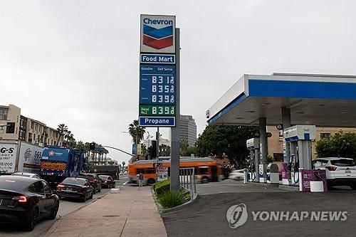 미 로스앤젤레스의 한 주유소 가격 표지판