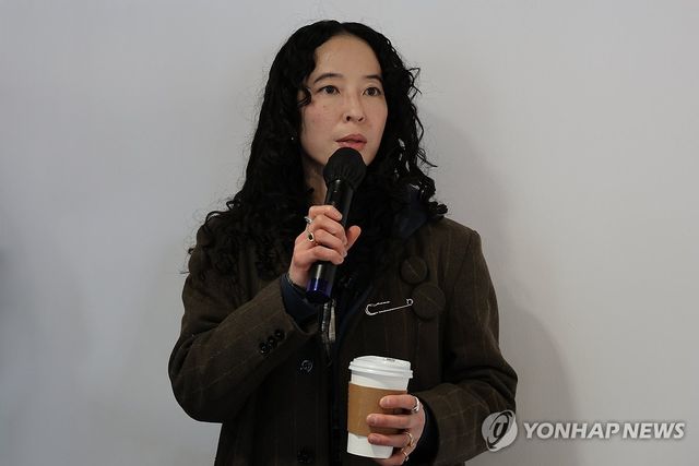 인사말 하는 로터스 강 작가