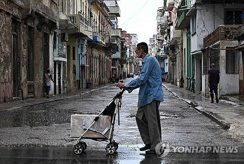 카트를 끌고 있는 쿠바 주민