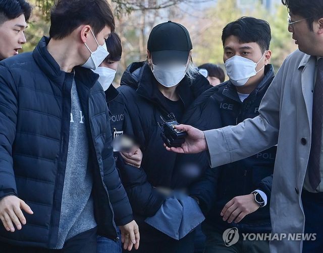 영장실질심사 출석하는 B씨