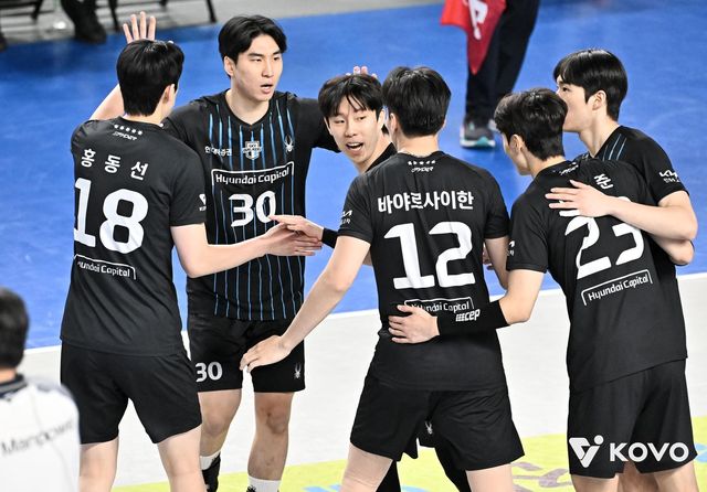 득점 후 기뻐하는 현대캐피탈 선수들