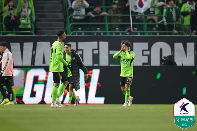 모따의 득점에 기뻐하는 이승우