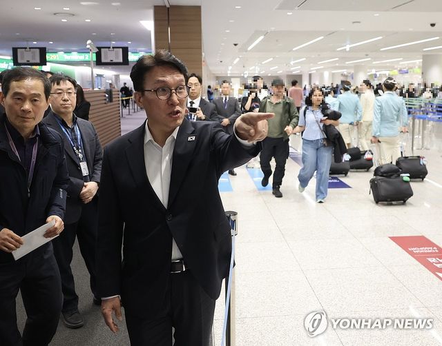 김민석 국무총리, BTS 공연 관련 인천공항 입국장 점검
