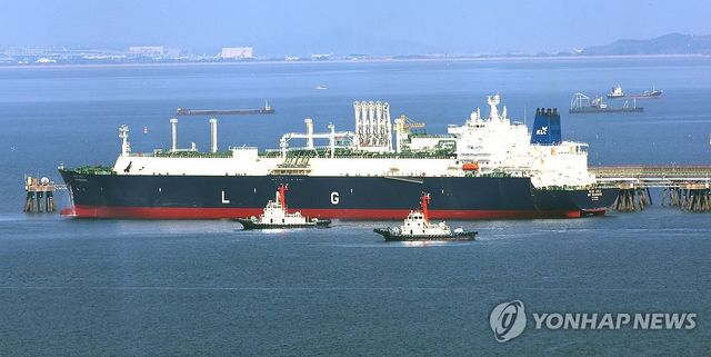 한국가스공사 인천생산기지에 정박한 LNG 수송선