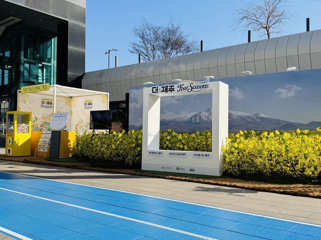 서울 코엑스 밀레니엄광장에 설치된 '더-제주 포시즌' 제주관광 홍보 포토존