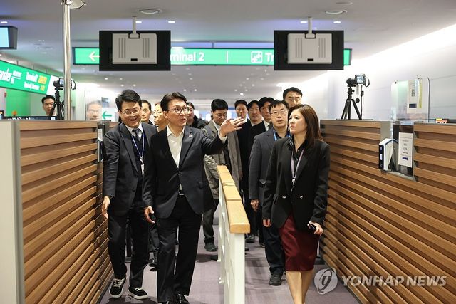 인천공항 입국장 점검하는 김민석 국무총리