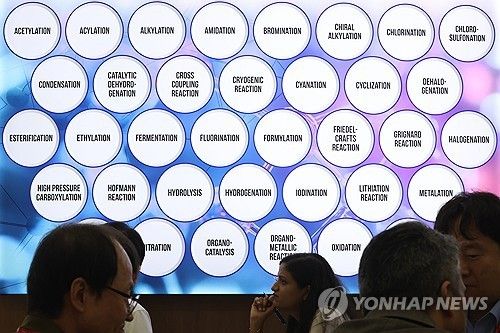 상담 받는 국내외 바이어들