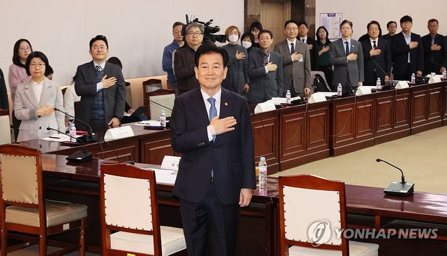 국기에 경례하는 정동영 장관