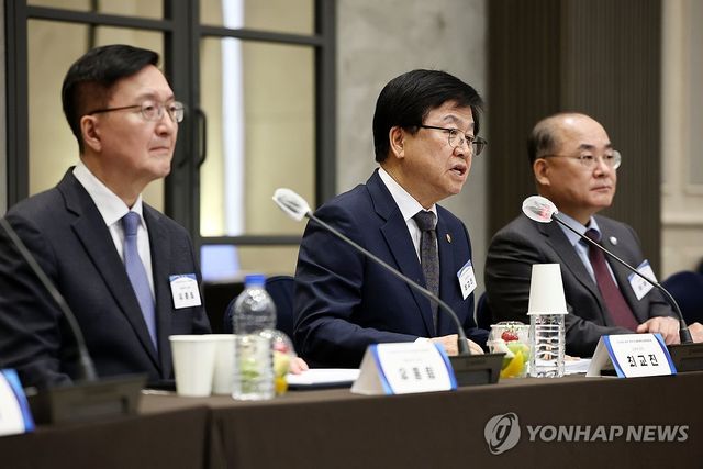 인사말하는 최교진 장관