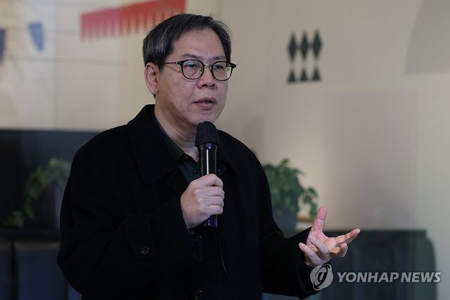 인사말하는 박찬경 작가