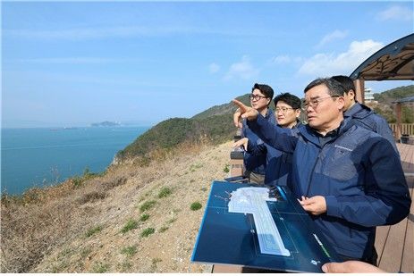 지난 17일 부산 가덕도신공항 공사 예정지 살펴보는 김보현 대표(오른쪽 첫번째)