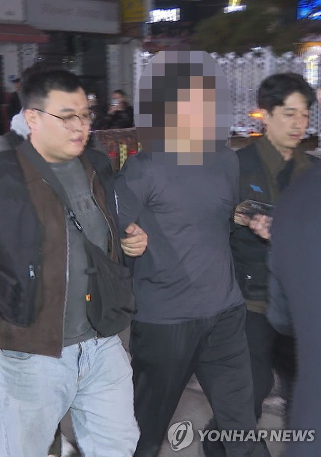 경찰서로 압송되는 항공사 기장 살해 피의자