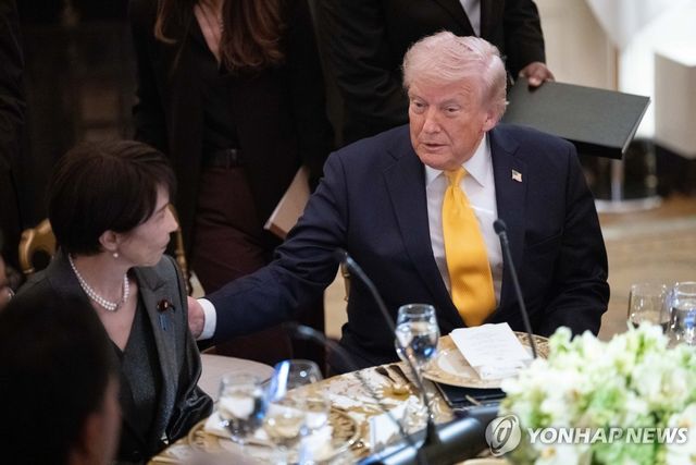 정상회담 뒤 만찬하는 다카이치 일본 총리(좌)와 트럼프 미국 대통령
