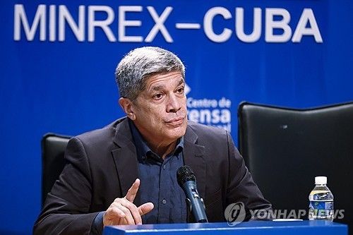 카를로스 페르난데스 데 코시아 쿠바 외무차관이 기자회견에서 발언하고 있다.