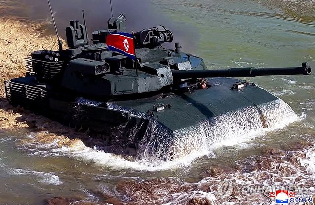 김정은,보병·탱크병구분대 협동공격전술연습 참관