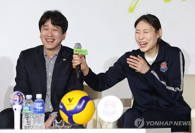 각오 밝히는 김종민 감독과 배유나