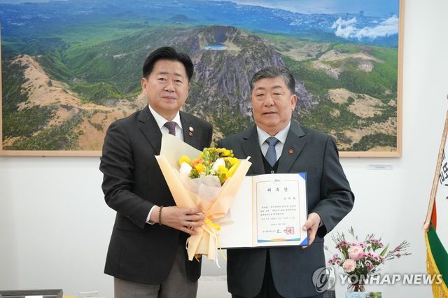 제주문학관 명예관장에 위촉된 강덕환 시인(오른쪽)