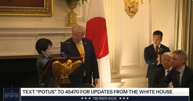 발언하며 트럼프 대통령과 손 맞잡는 다카이치 총리