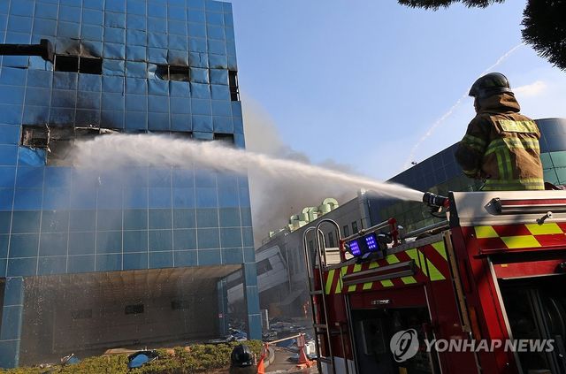 건물 향해 뿌려지는 물