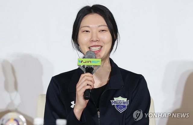 질문에 답하는 양효진