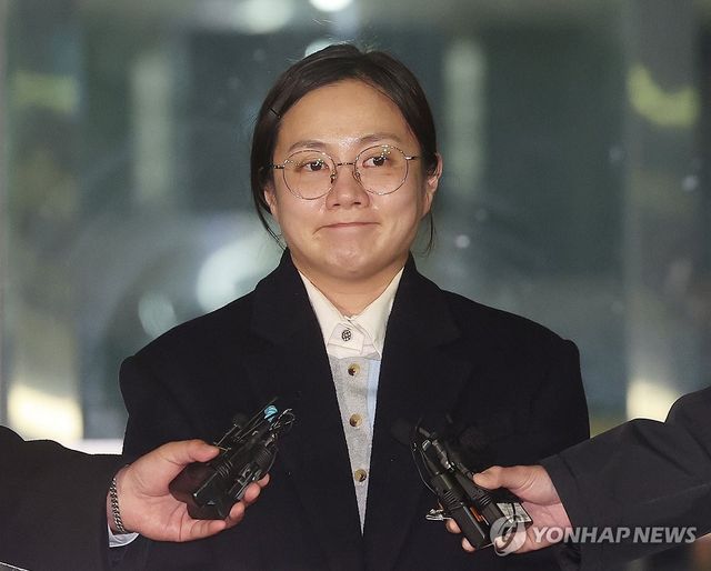 굳은 얼굴의 박나래