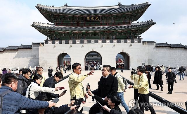 최휘영 장관, BTS 컴백 행사 현장 점검