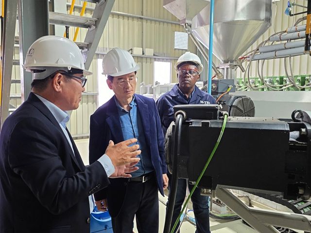 대한전선 남아프리카공화국 법인 '엠텍' 시찰하는 김선규 호반그룹 회장(가운데) 