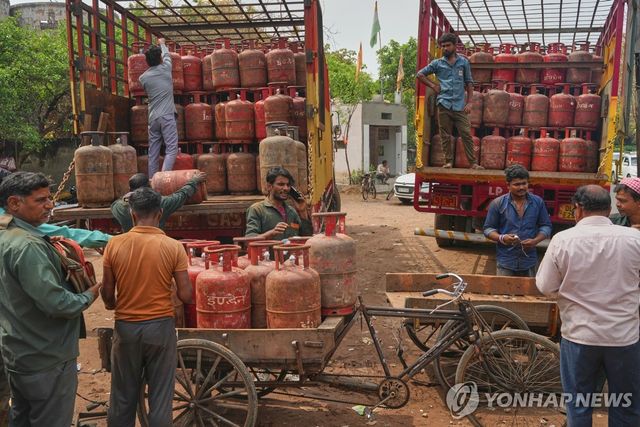 인도 거리에서 유통되는 취사용 가스 
