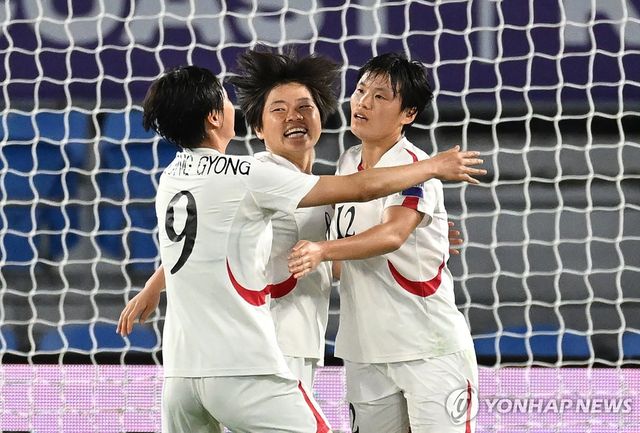 골 세리머니를 펼치는 북한 여자 축구대표팀 선수들