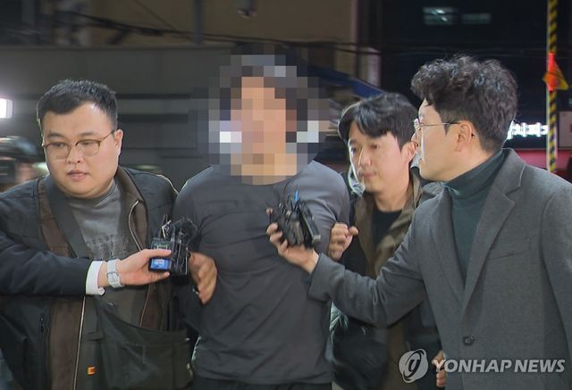 경찰서로 압송되는 항공사 기장 살해 피의자