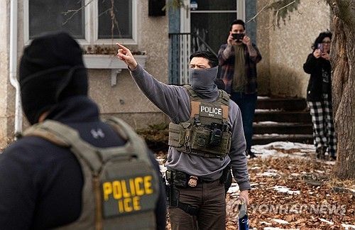 지난 1월 미국 미네소타주 미니애폴리스에서 단속 중인 이민세관단속국(ICE) 요원들