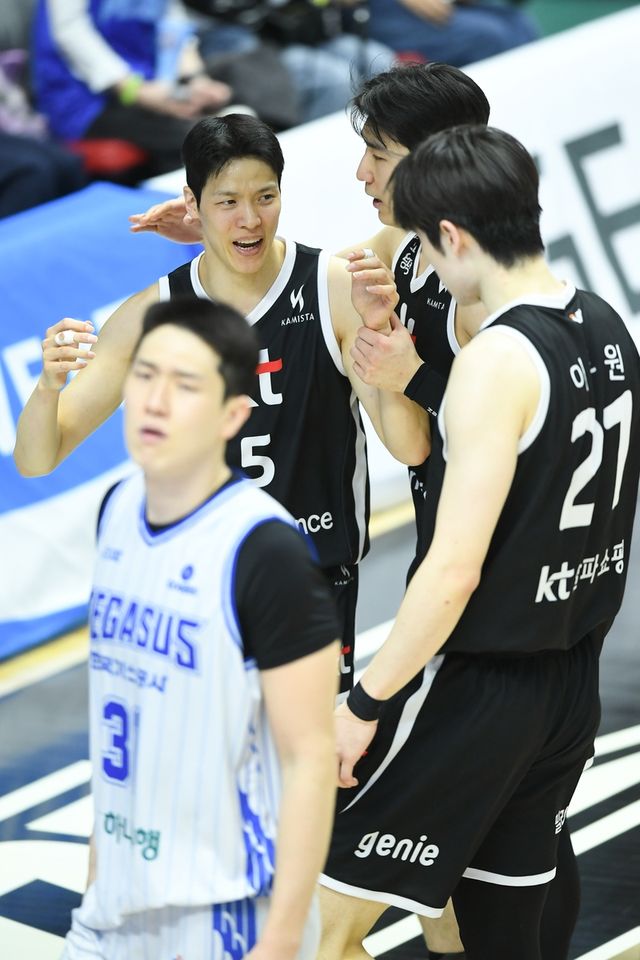 kt의 김선형과 문정현, 이두원