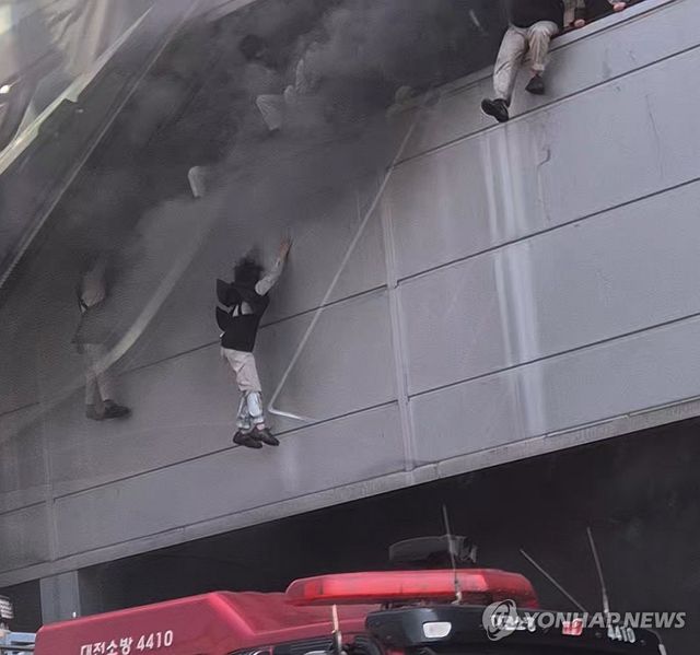 대형 화재 탈출의 긴박한 순간