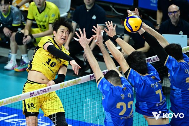 KB손해보험과 우리카드 간 경기 장면