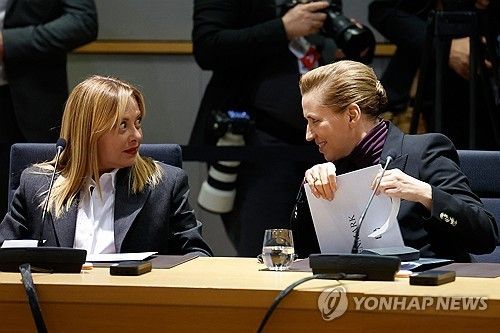 조르자 멜로니(왼쪽) 이탈리아 총리와 메테 프레데릭센 덴마크 총리 [AP 연합뉴스 자료사진. 재판매 및 DB 금지] 