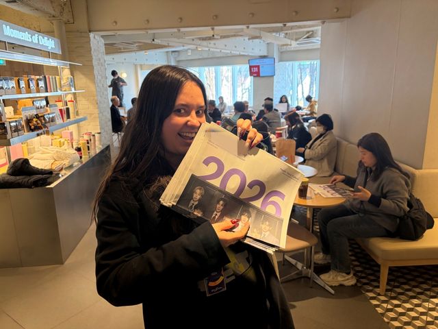 'BTS 특별판' 신문을 들어보이는 마리아씨