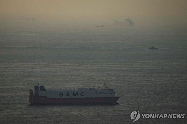 호르무즈 해협을 향해 항해하는 걸프 해역의 화물선