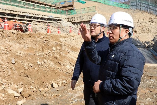 태백 노인요양시설 건설현장 둘러보는 남한규 직무대행