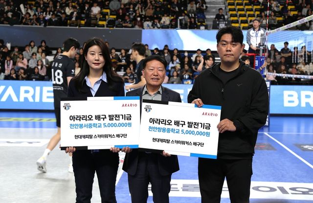 기념촬영하는 김문수 대표(중앙)와 관계자들