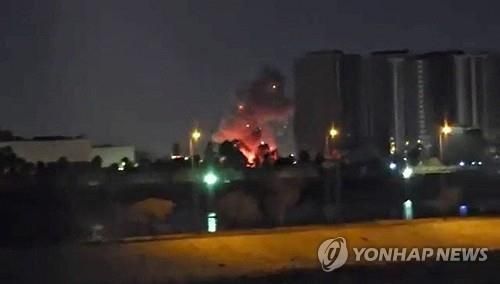 연기와 화염 치솟는 이라크 바그다드의 미국 대사관 2026.3.17