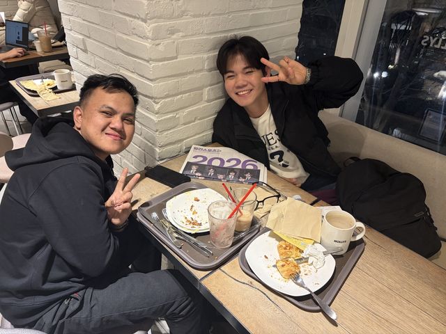 21일 서울 광화문광장 인근 카페에서 밤새 그룹 방탄소년단(BTS) 컴백 행사 기다리고 있는 필리핀 국적 남성 팬들의 모습 [촬영 양수연]